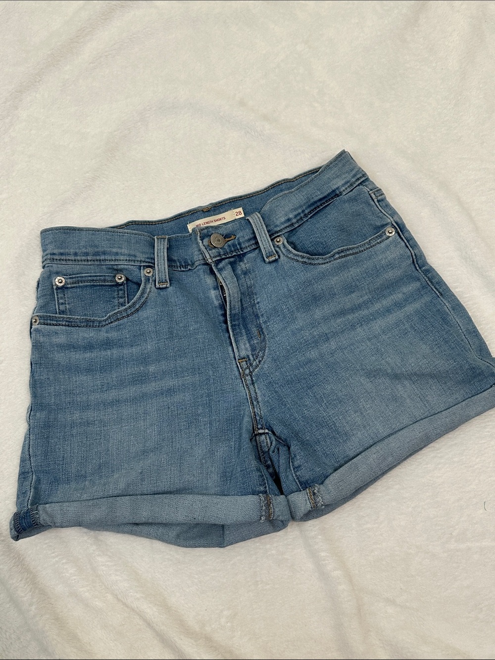 🍁 Levi’s Mid Length Shorts